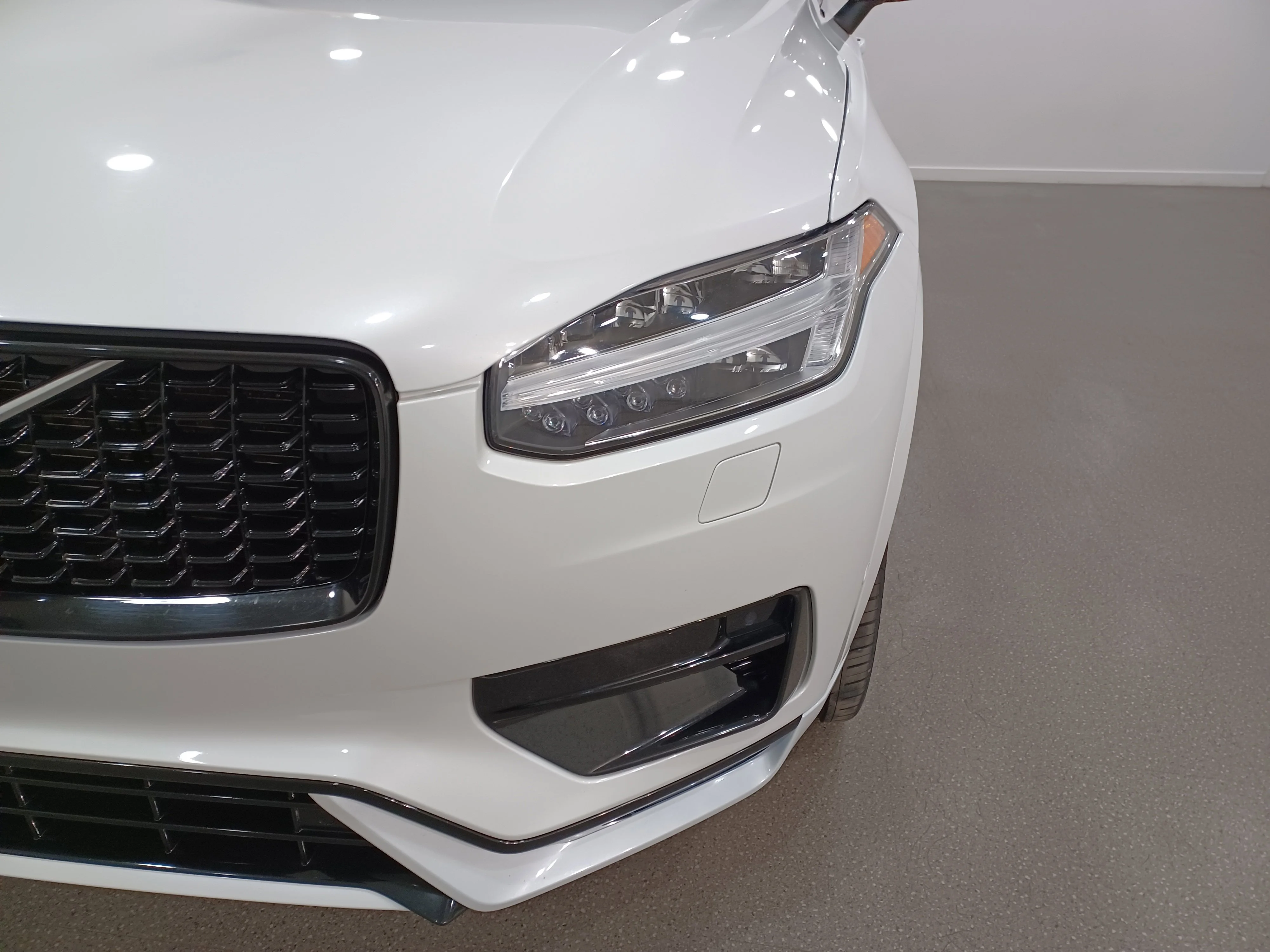 Certified Used 2022 Ice White Volvo T6 R-Design* 7 Pass | Adaptive Cruise | Heads Up Dsp | Nav | 360 Cam | Pano Roof | Htd Wheel image 5