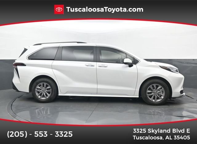2026 Toyota Sienna XLE 8-Passenger Hybrid FWD's photo