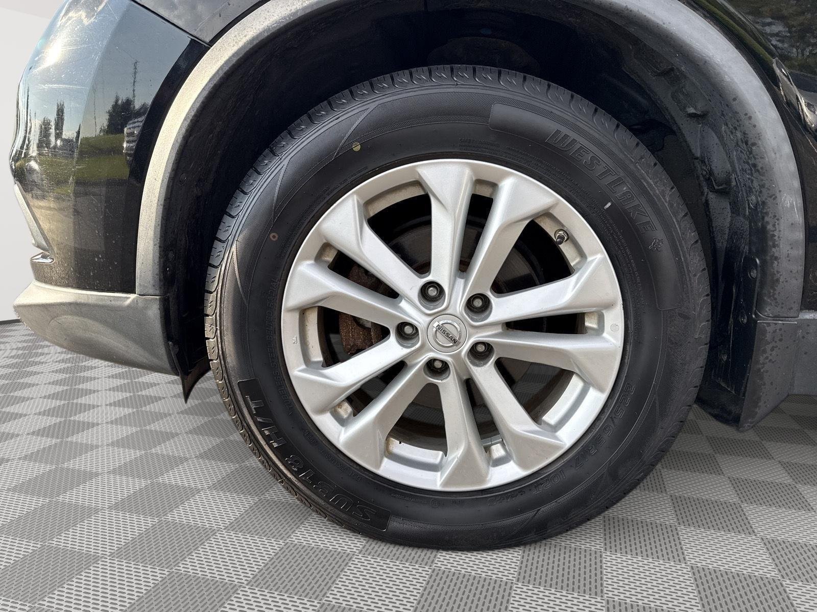 Used 2015 Super Black Nissan SV image 9