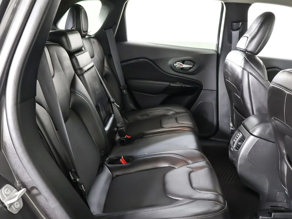 Used 2019 Gray Jeep Latitude Plus image 32