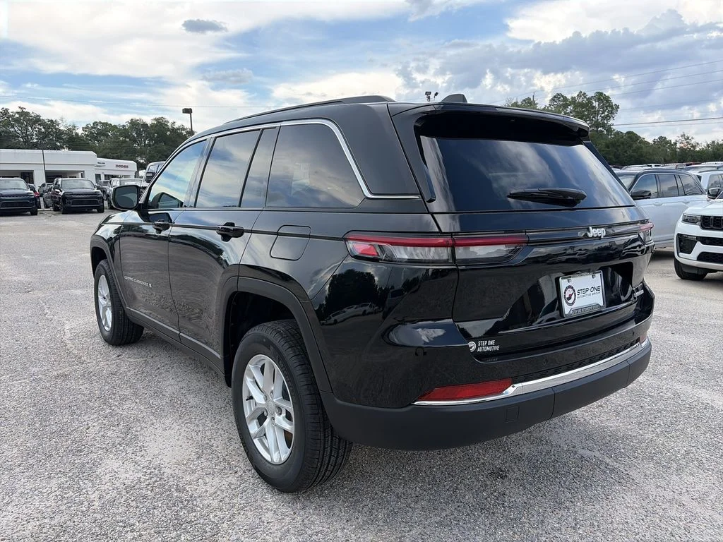 New 2026 Diamond Black Crystal Pearlcoat Jeep Laredo X image 4