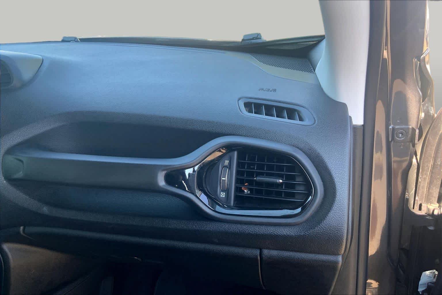 Used 2018 Granite Crystal Metallic Clearcoat Jeep Altitude image 19