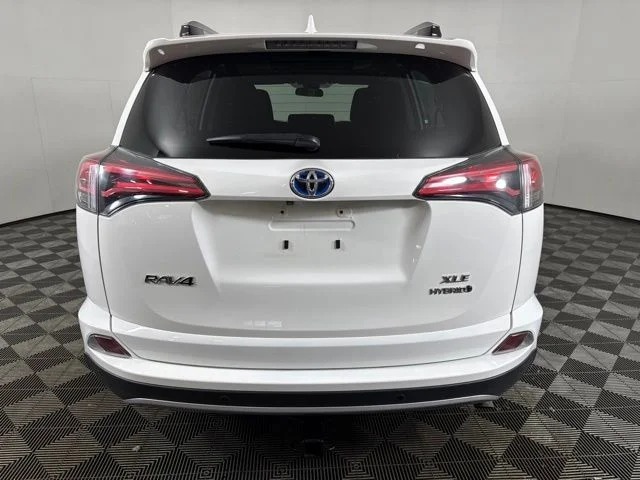 Used 2018 Super White Toyota XLE image 21