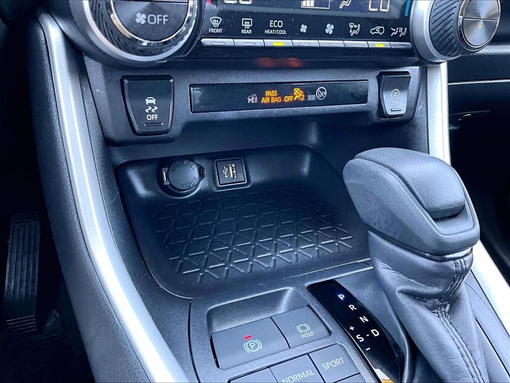 Used 2025 Silver Sky Metallic Toyota XLE image 27