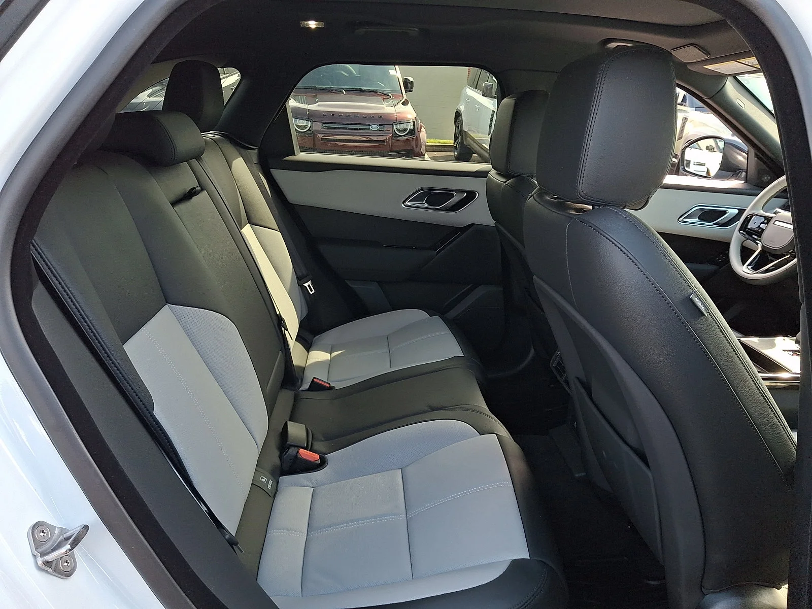 Used 2026 Fuji White   1Aa Land Rover Dynamic SE image 24
