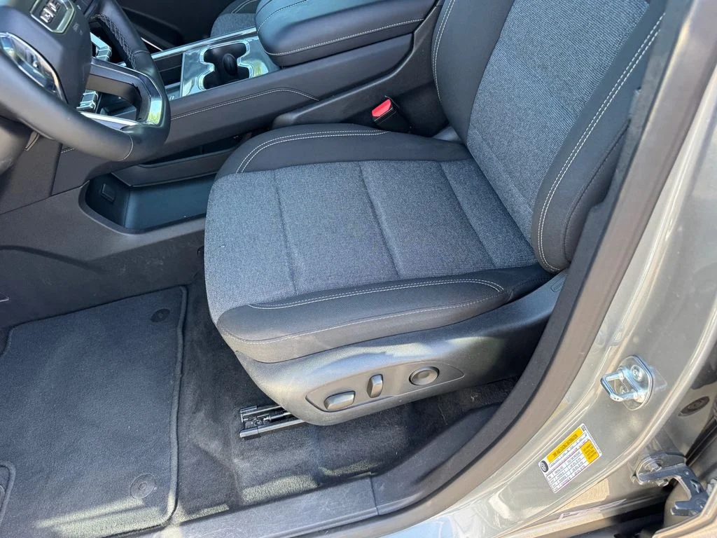 Used 2025 Silver GMC Elevation image 8