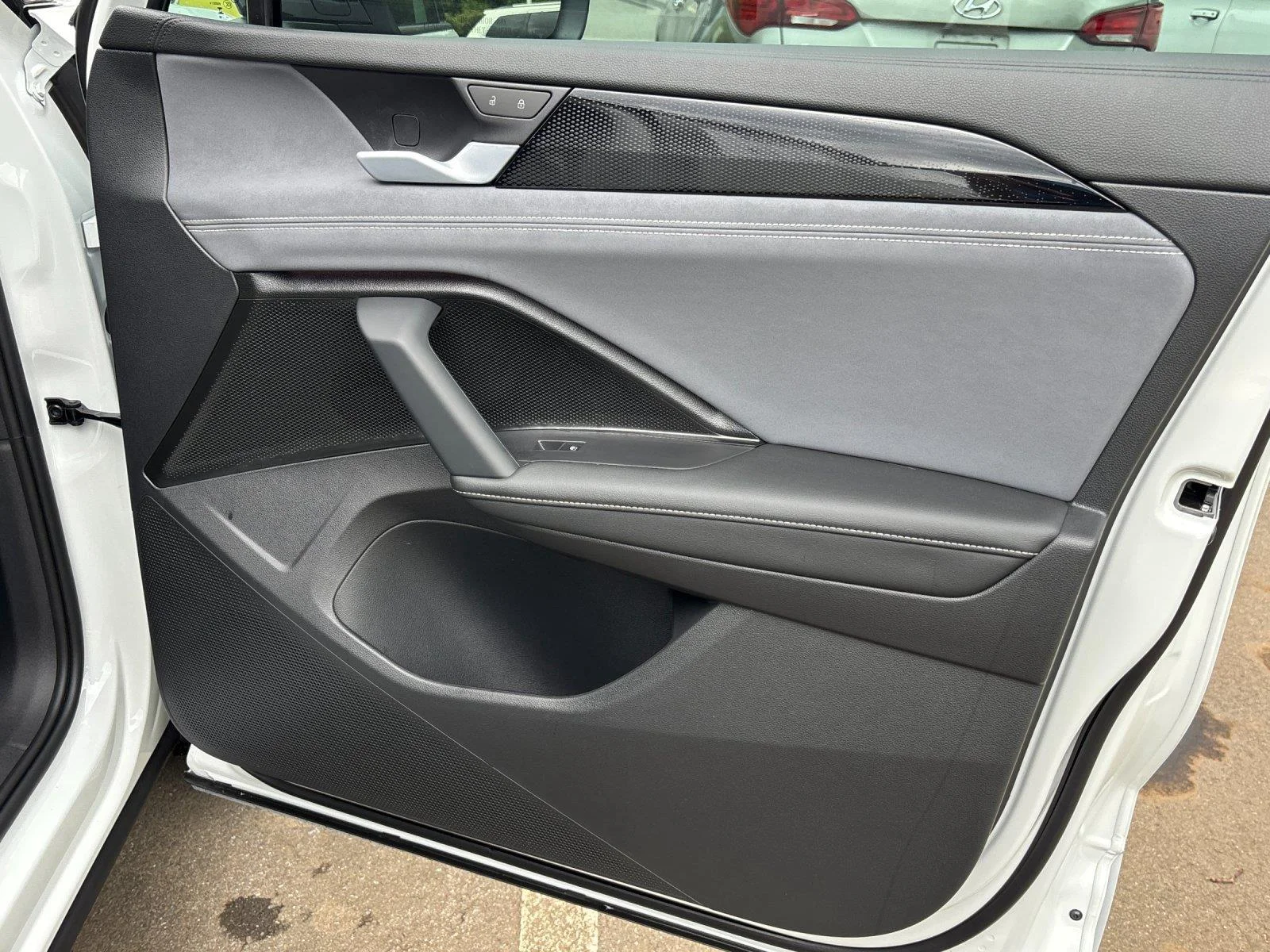 New 2026 opal white with deep black roof Volkswagen SE R-Line Black image 38