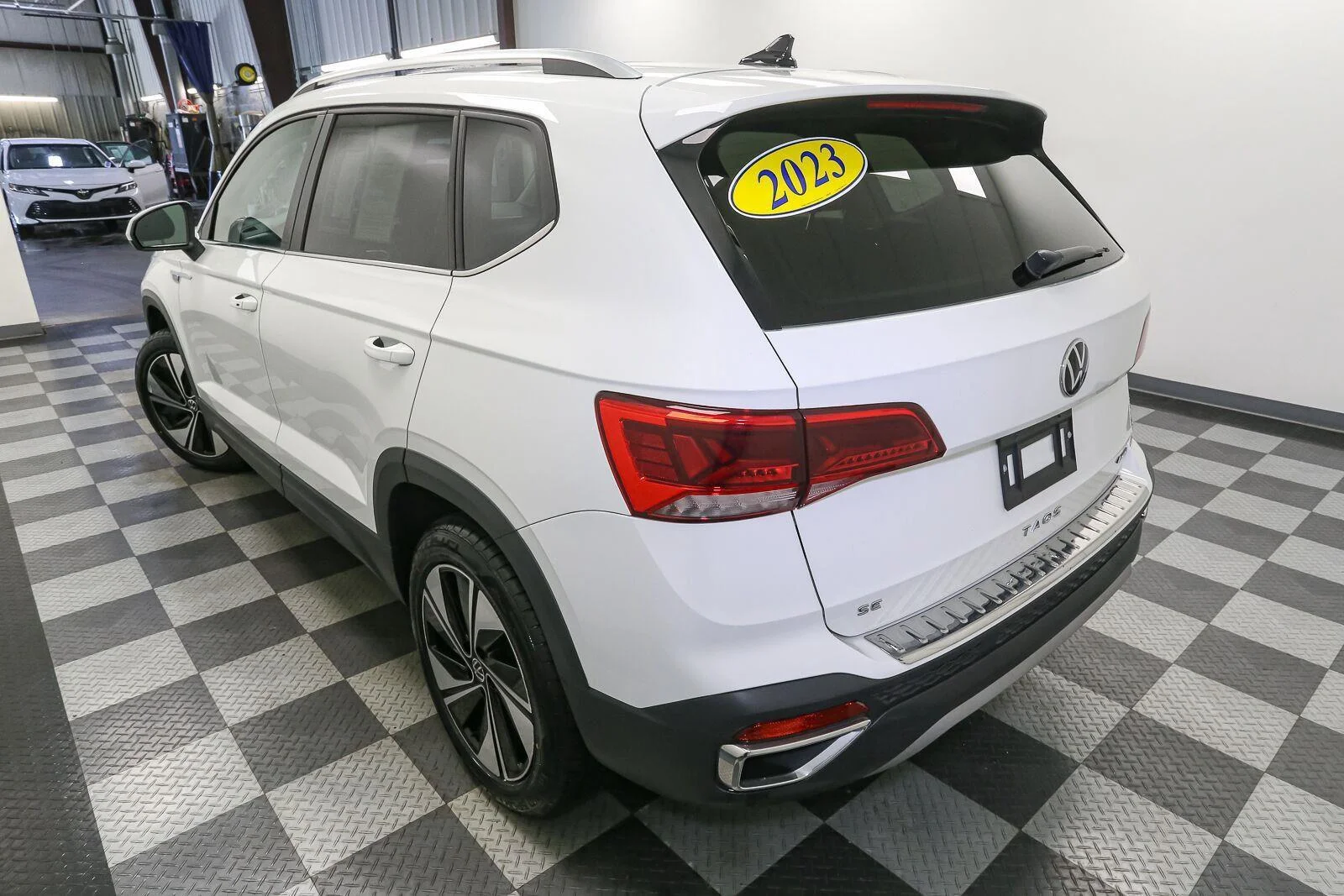 Used 2023 Pure White Volkswagen SE image 12