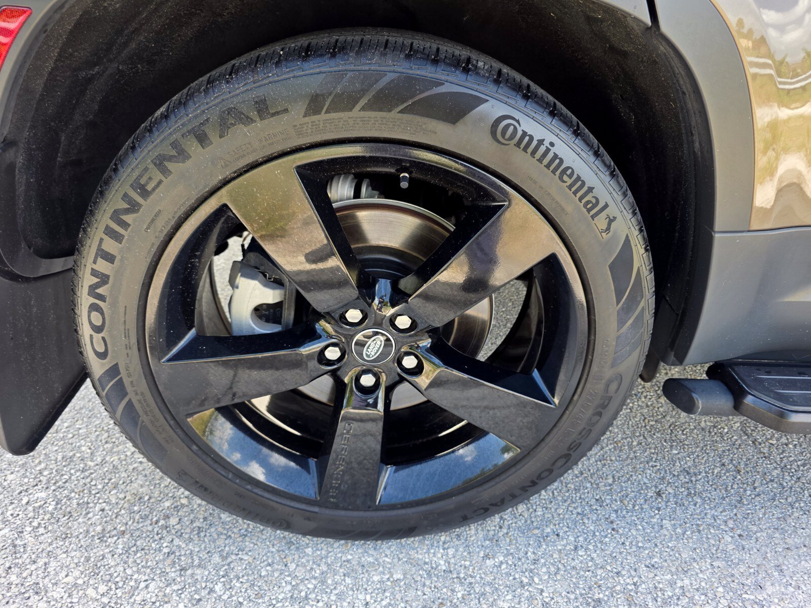 Certified Used 2024 Gondwana Stone Metallic Land Rover SE image 9