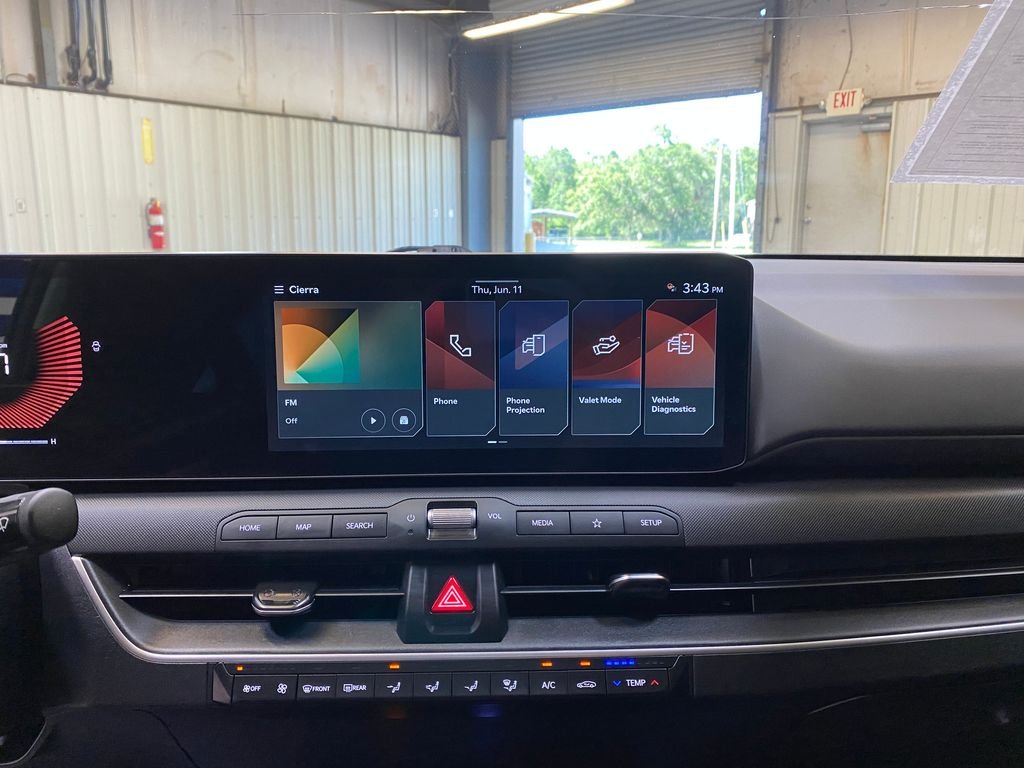 Used 2025 White Kia LXS image 36