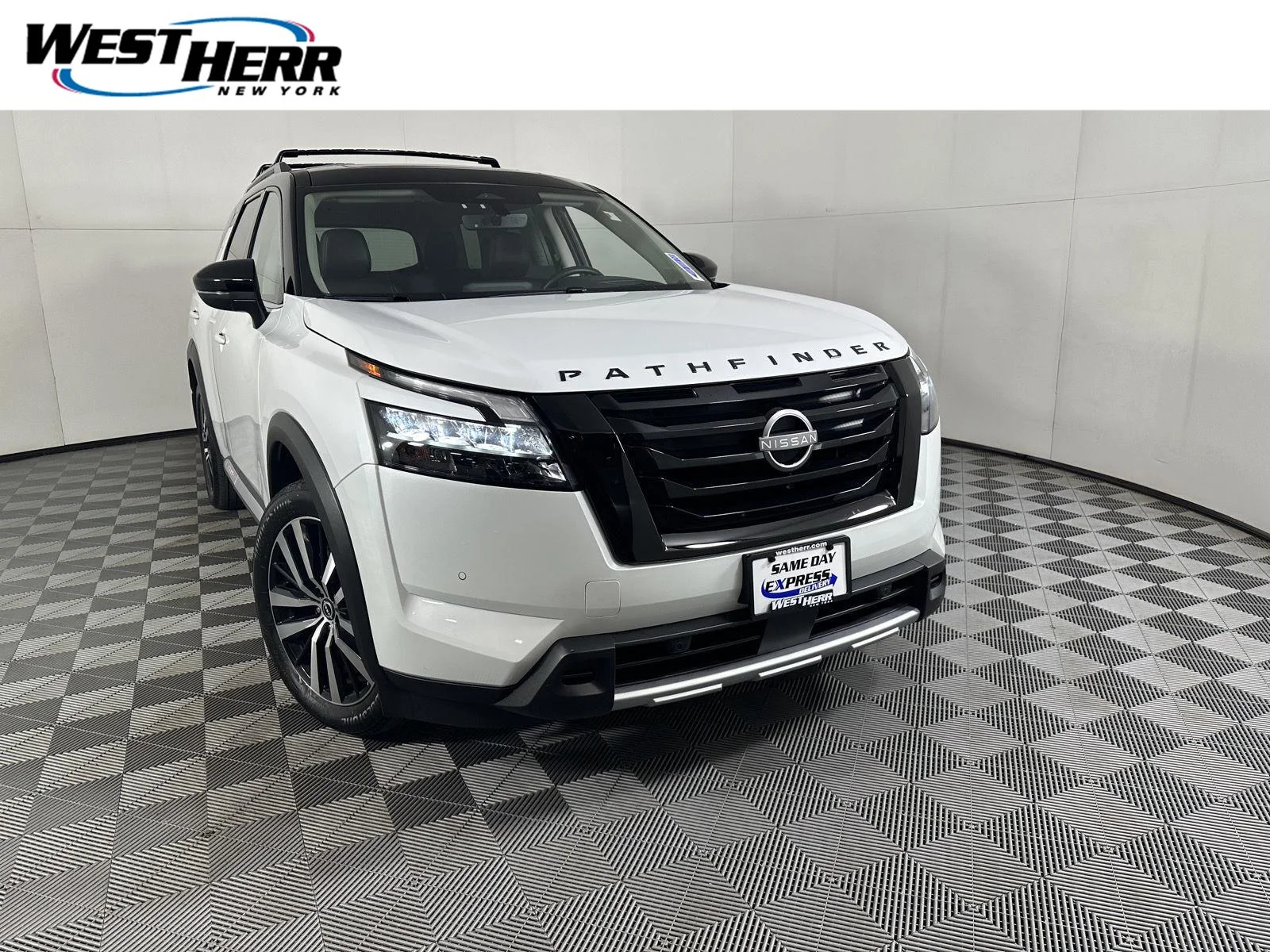 Used 2025 Everest White Pearl Tricoat/Super Black Nissan Platinum image 1