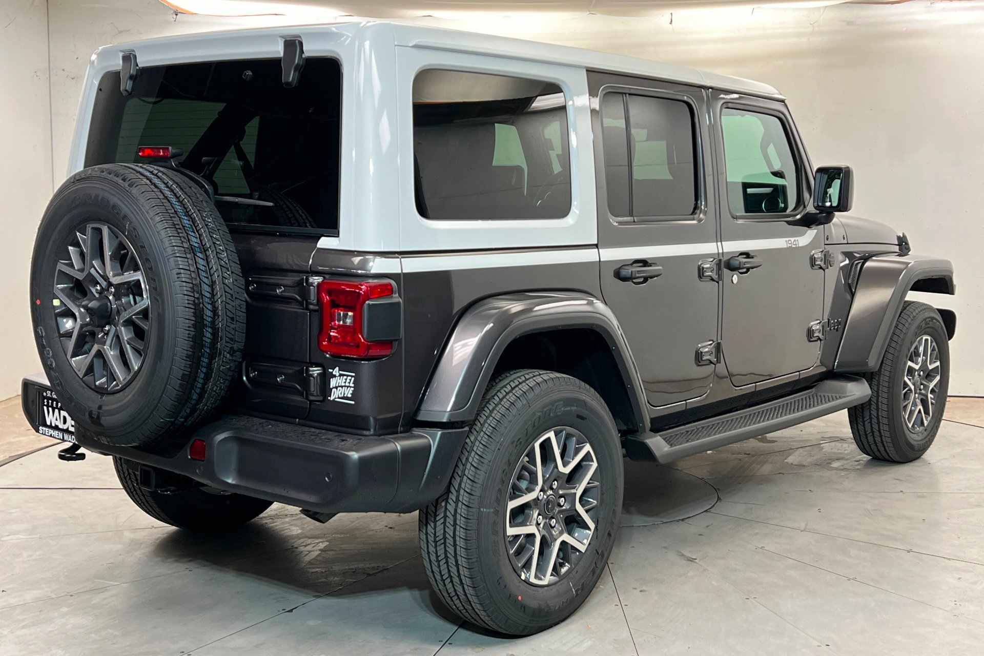New 2026 Granite Crystal Metallic Clear-Coat Exterior Paint Jeep Sahara image 6