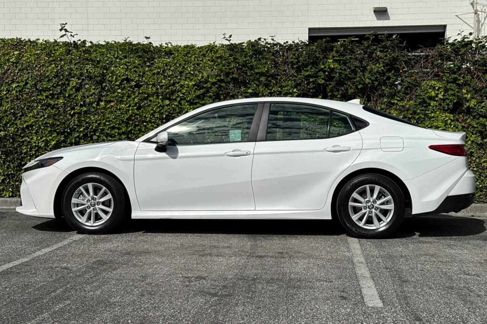 2025 Toyota Camry LE photo 4