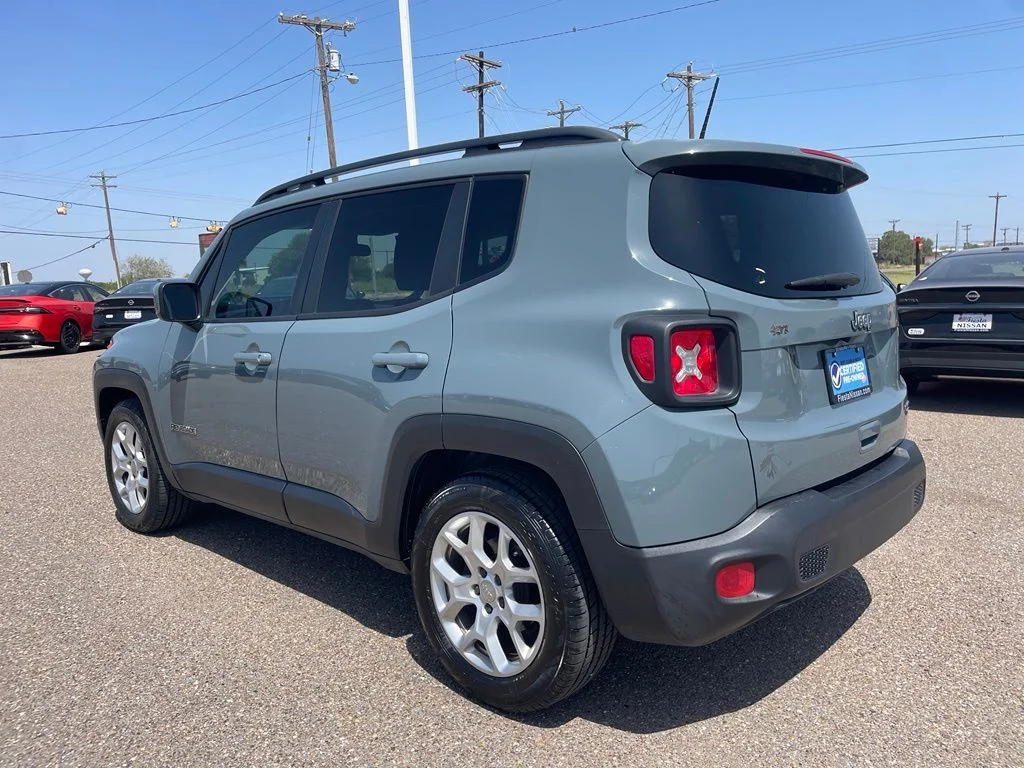 Used 2018 Gray Jeep Latitude image 5
