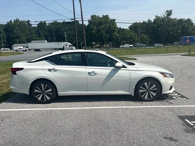 Used 2022 White Nissan 2.5 SL image 5