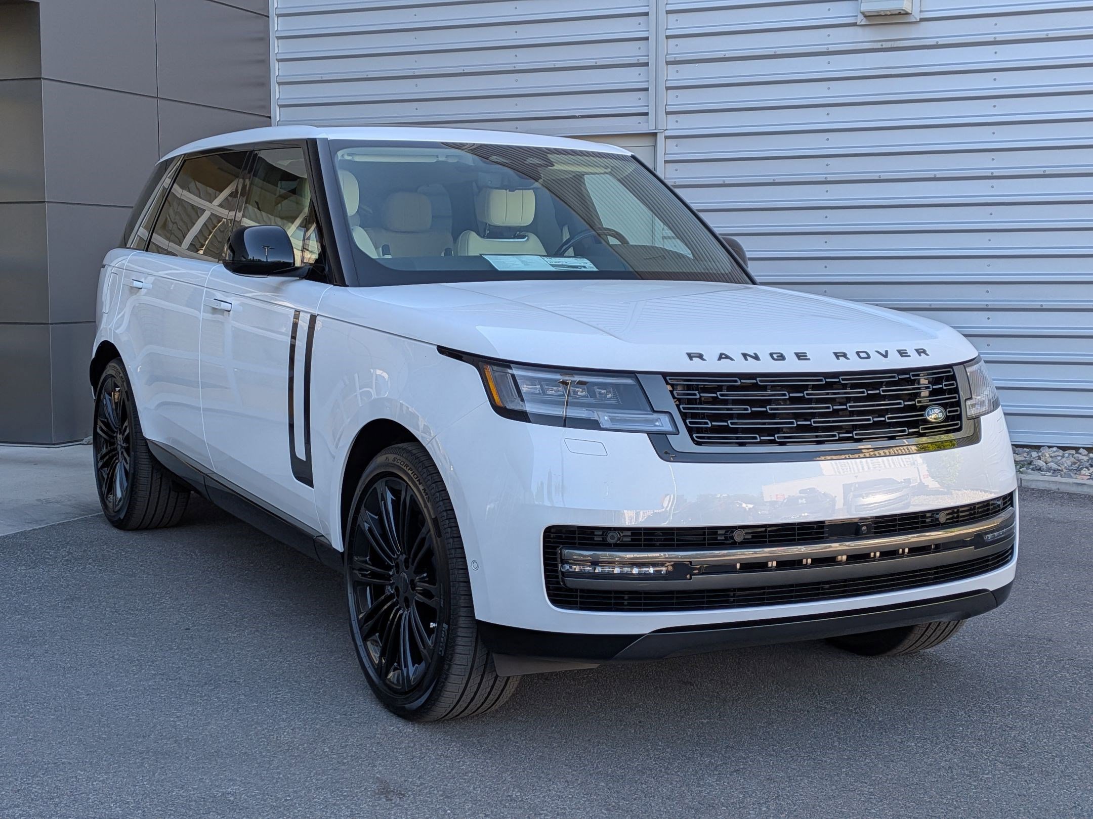 New 2026 Ostuni Pearl White Land Rover P530 SE 7 Seat image 3