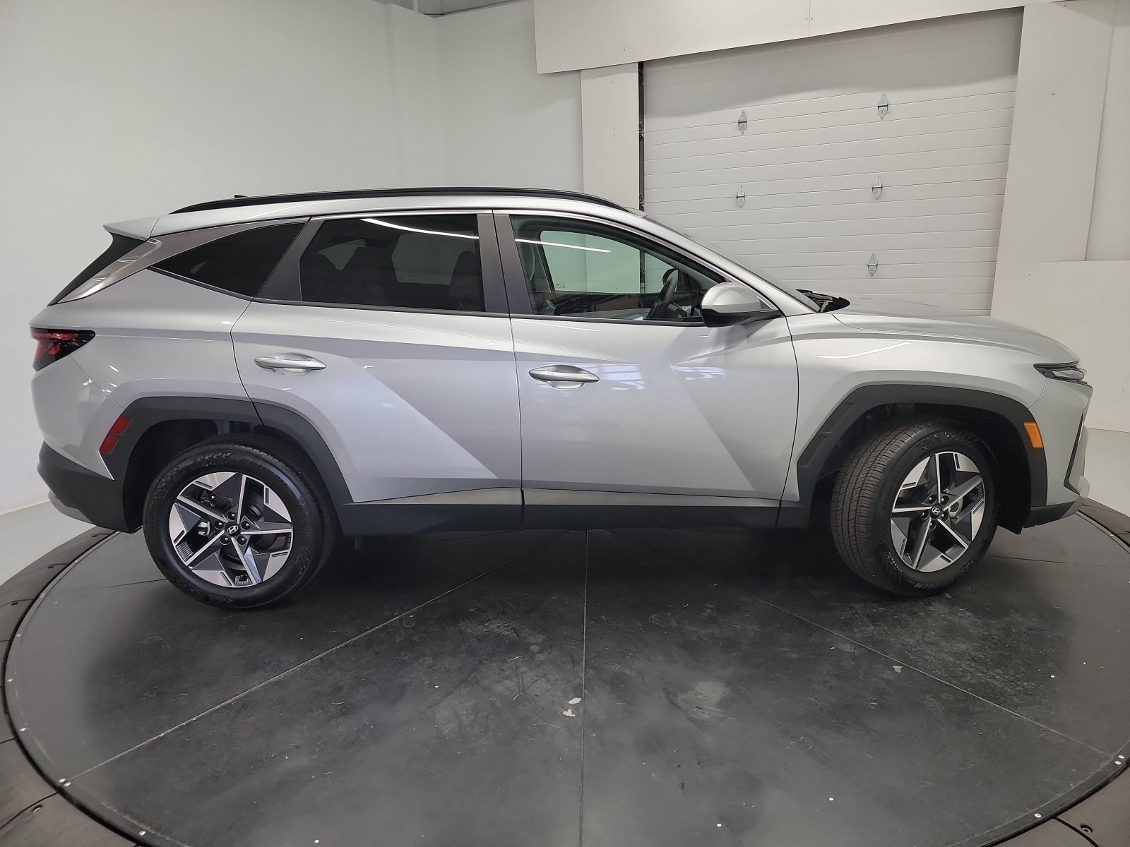 Used 2025 Shimmering Silver Hyundai SEL image 9