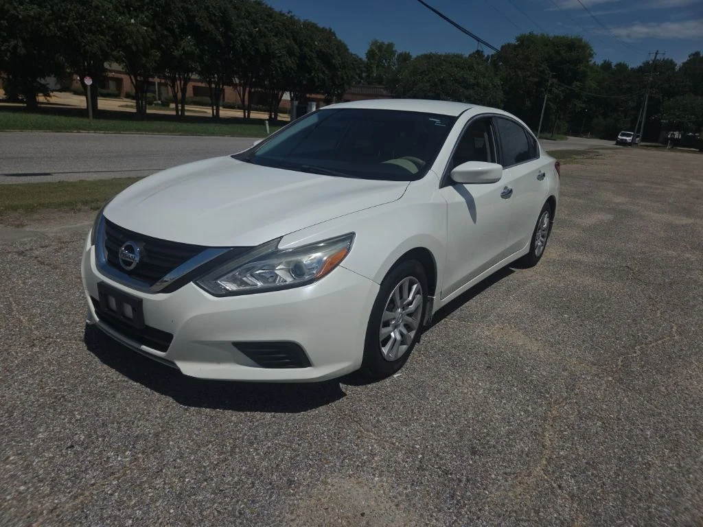 Used 2017 White Nissan 2.5 S image 3