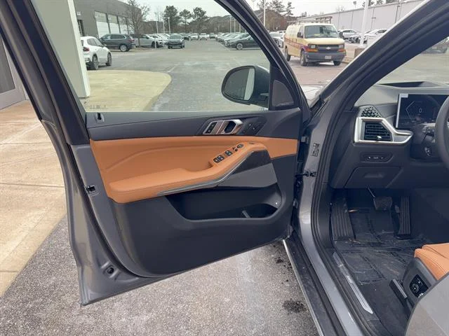 New 2026 Skyscraper Grey Metallic BMW xDrive50e image 6