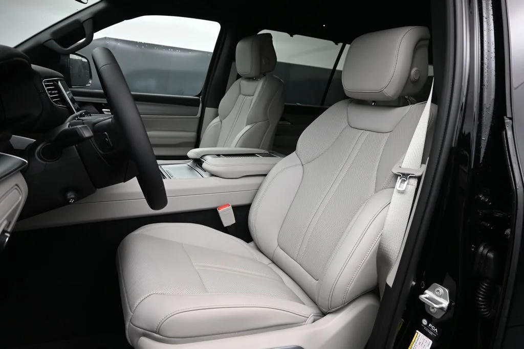 New 2026 High Gloss Black Exterior Paint Jeep Limited Altitude image 10