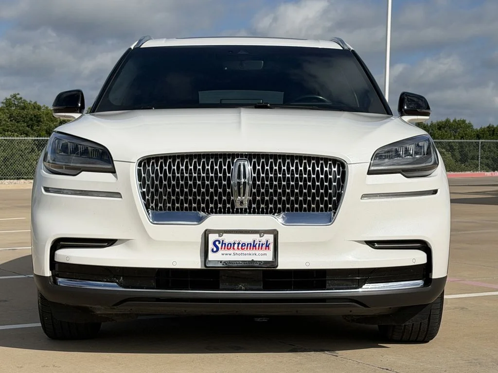 Used 2023 White Lincoln Reserve image 10