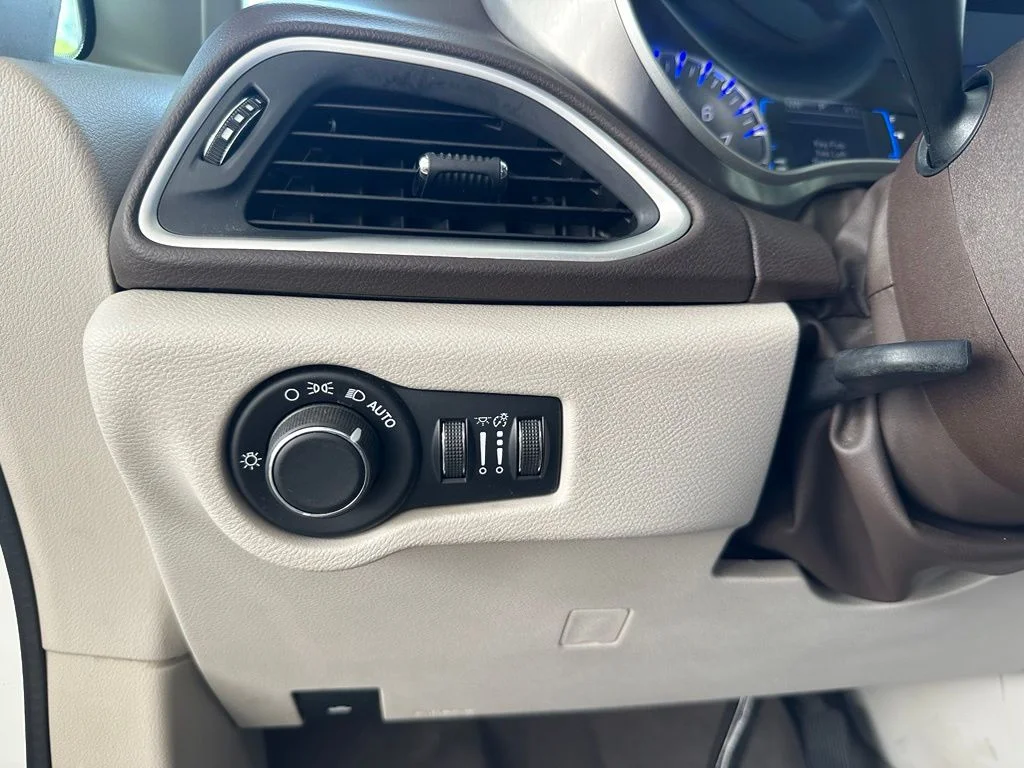 Used 2017 White Chrysler Touring image 19