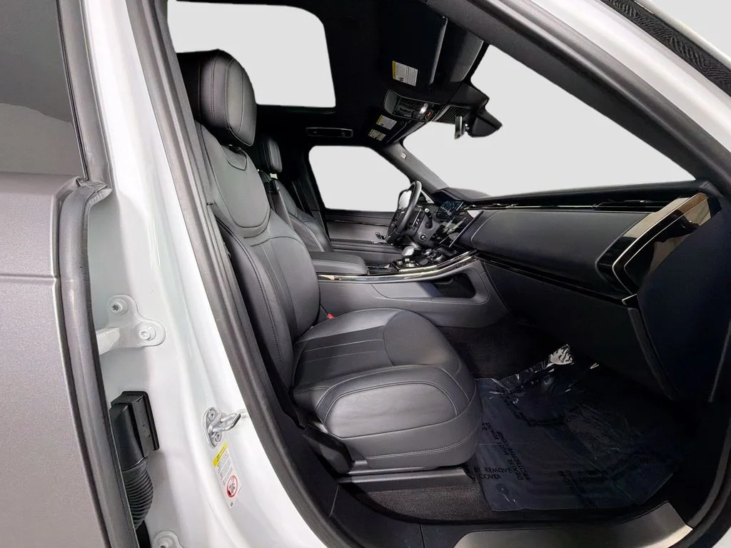 Used 2023 Fuji White Land Rover SE Dynamic image 31