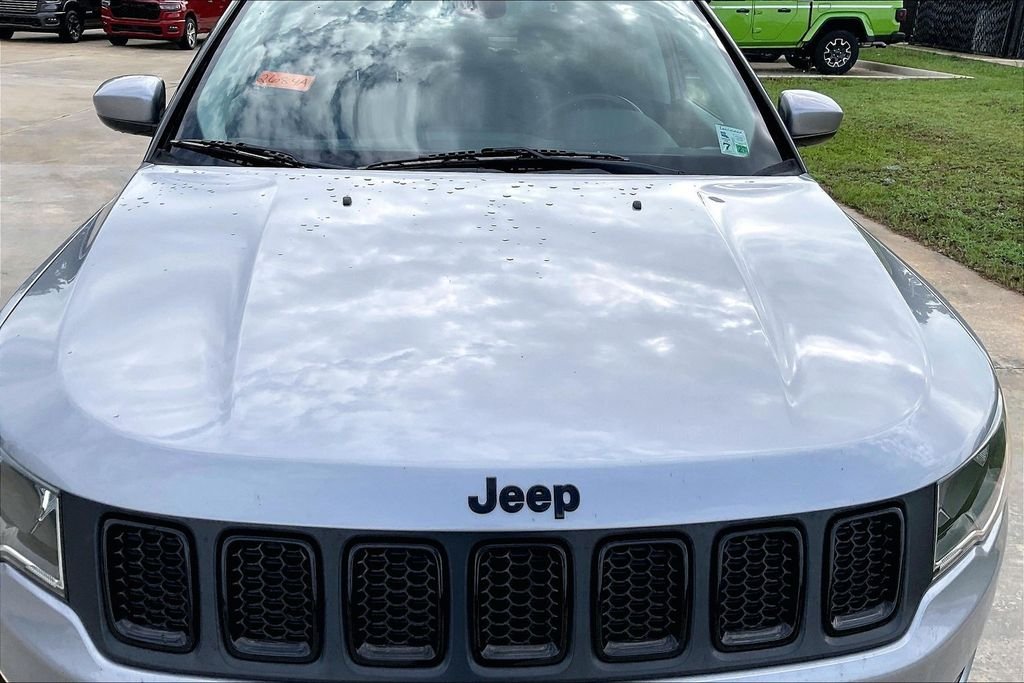 Used 2019 Silver Jeep Latitude image 8