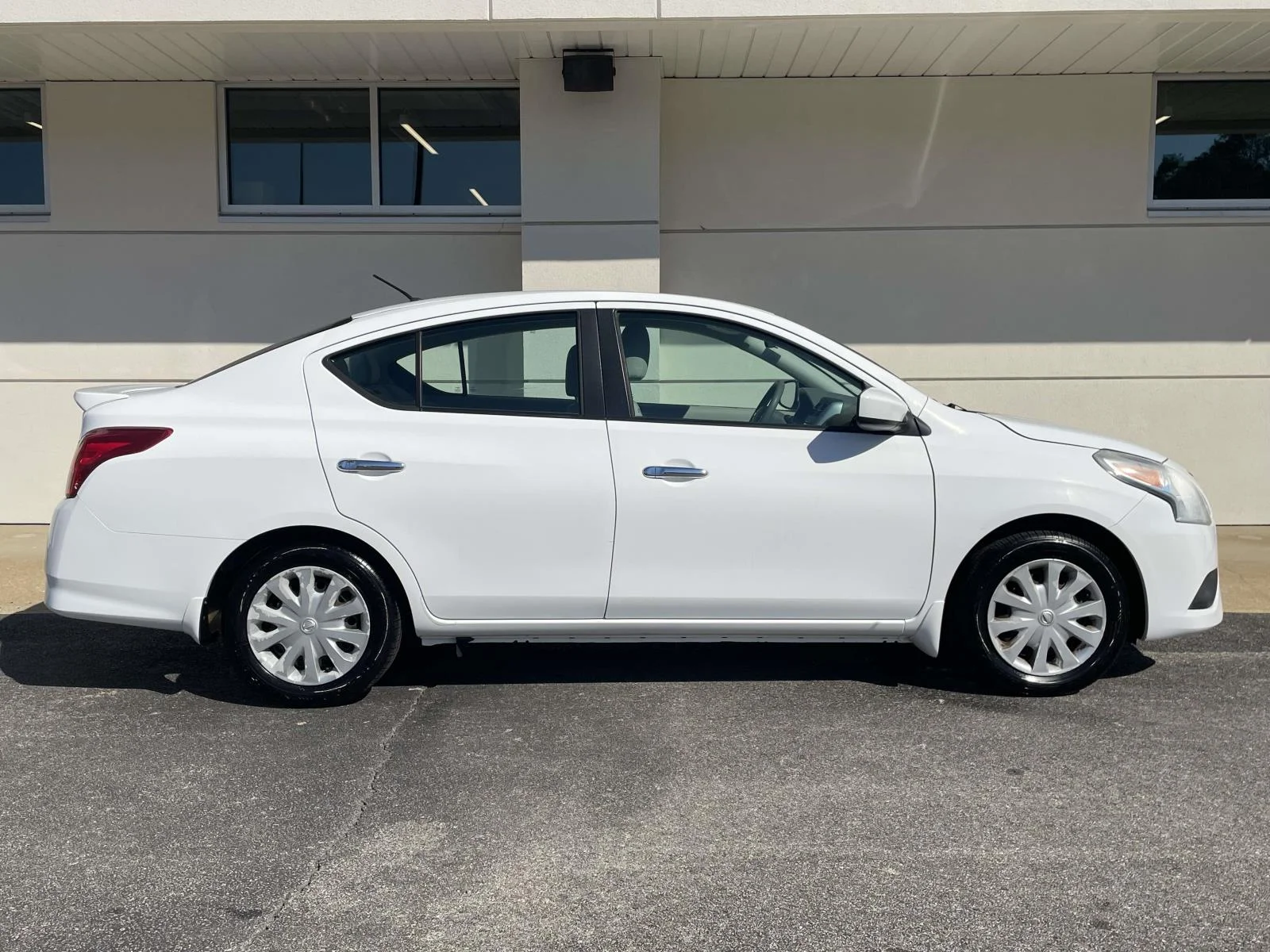 Used 2015 White Nissan 4dr Sdn CVT 1.6 SV image 2