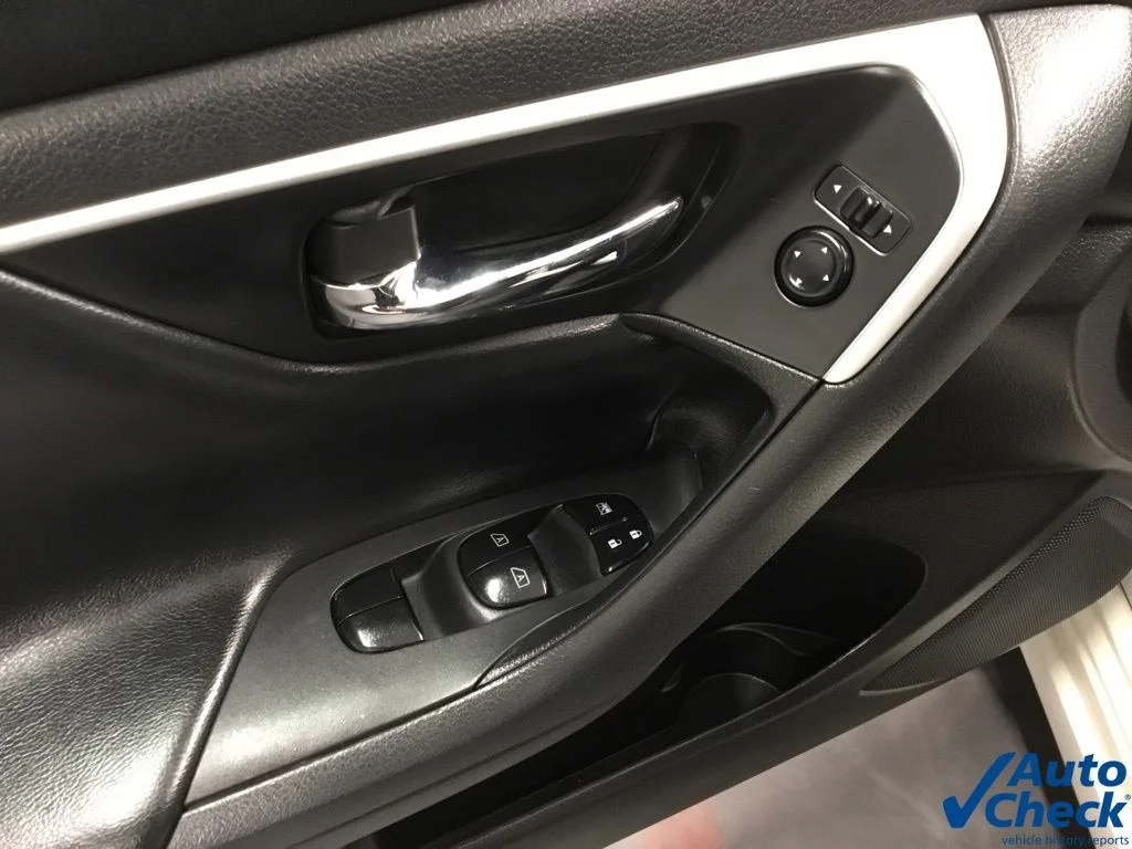 Used 2016 White Nissan 2.5 SV image 20