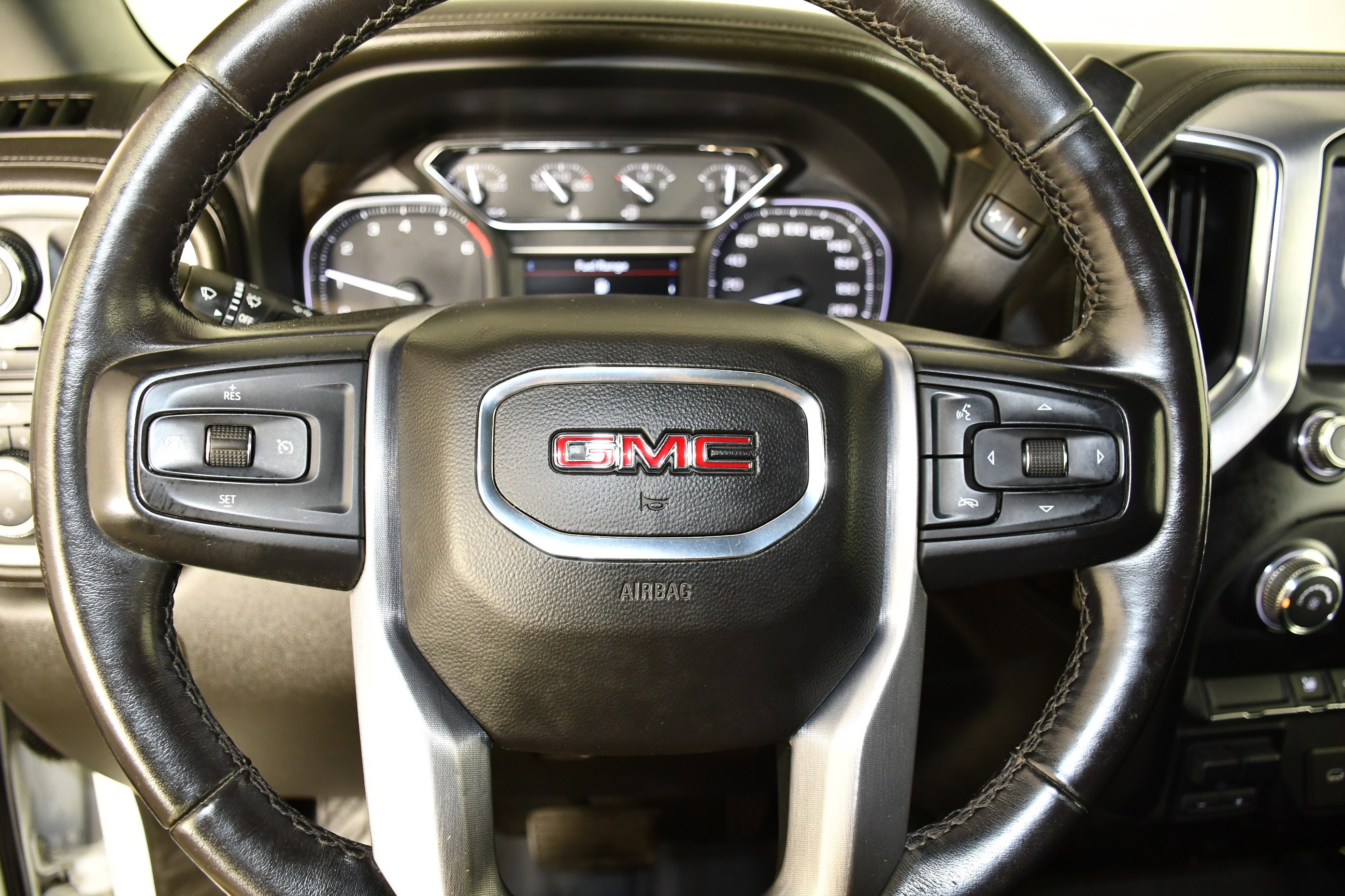 Used 2022 White GMC SLE image 21