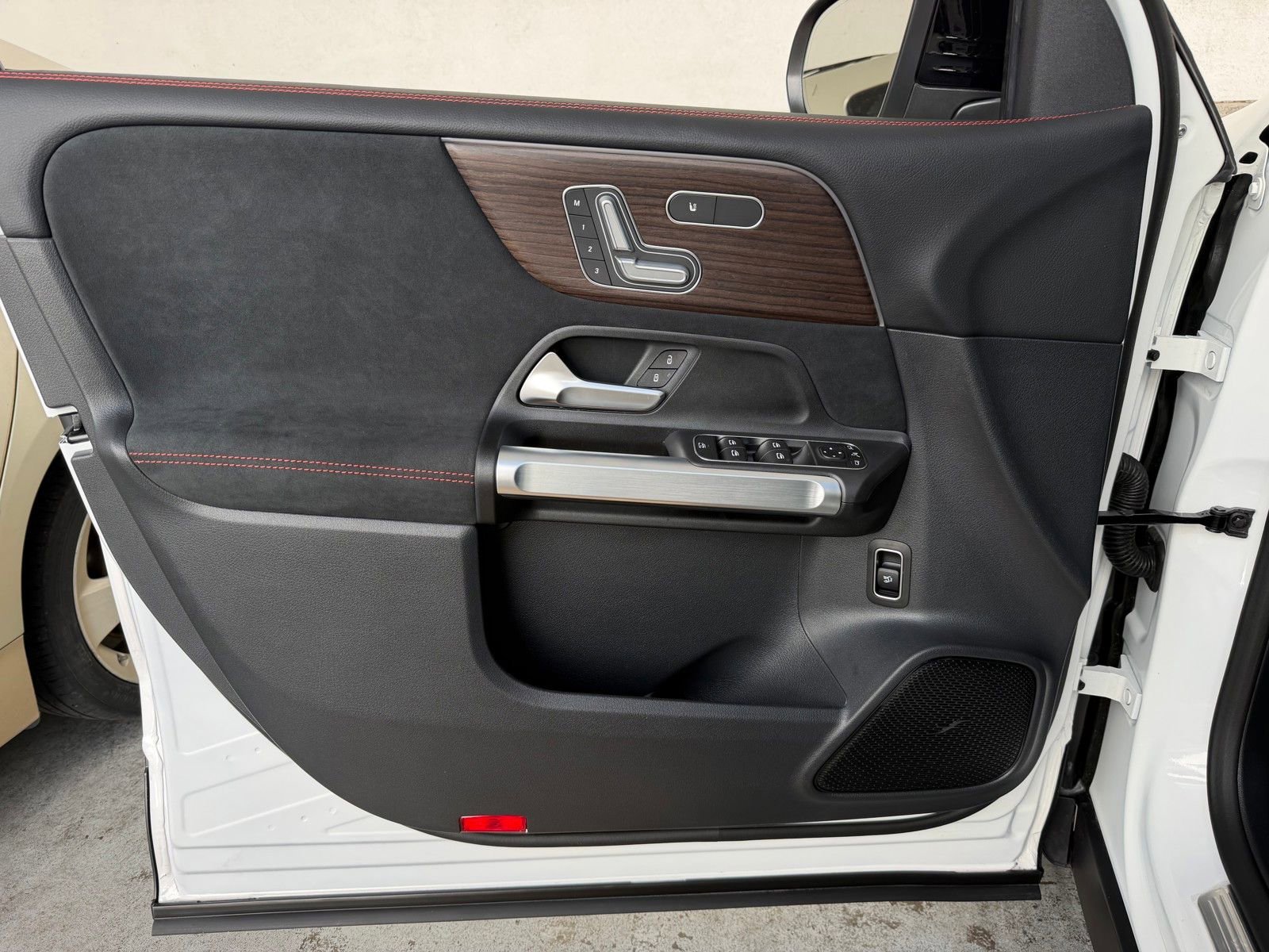 New 2026 Polar White Mercedes-Benz GLB 250 image 42