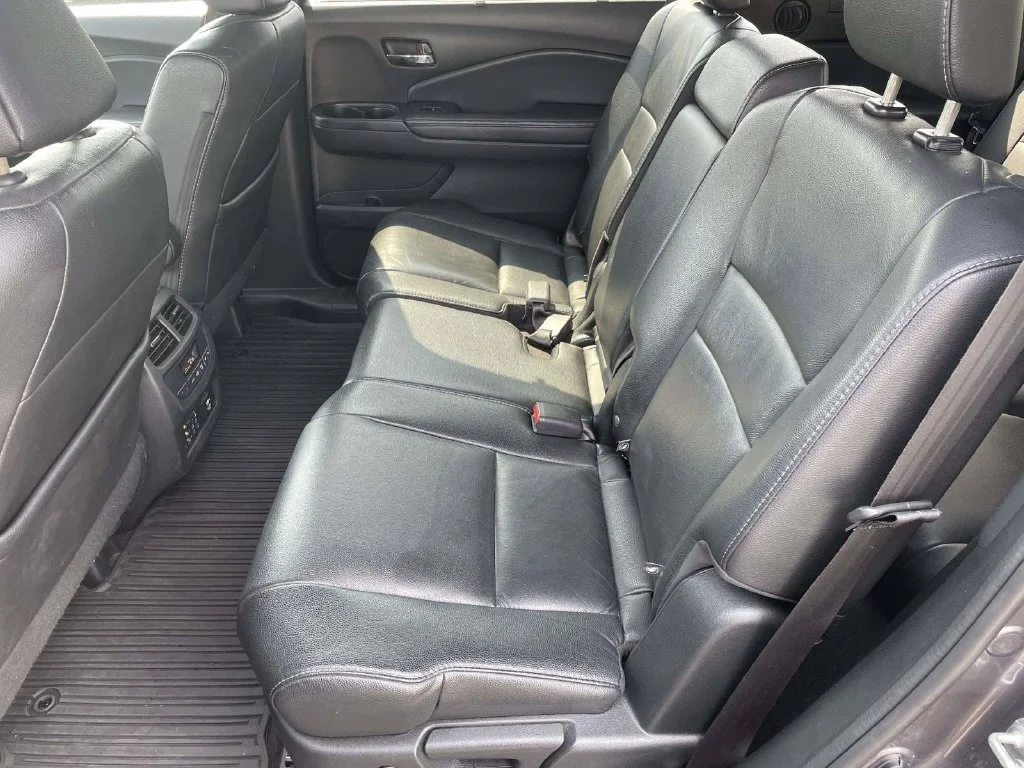 Used 2017  Honda Touring image 12