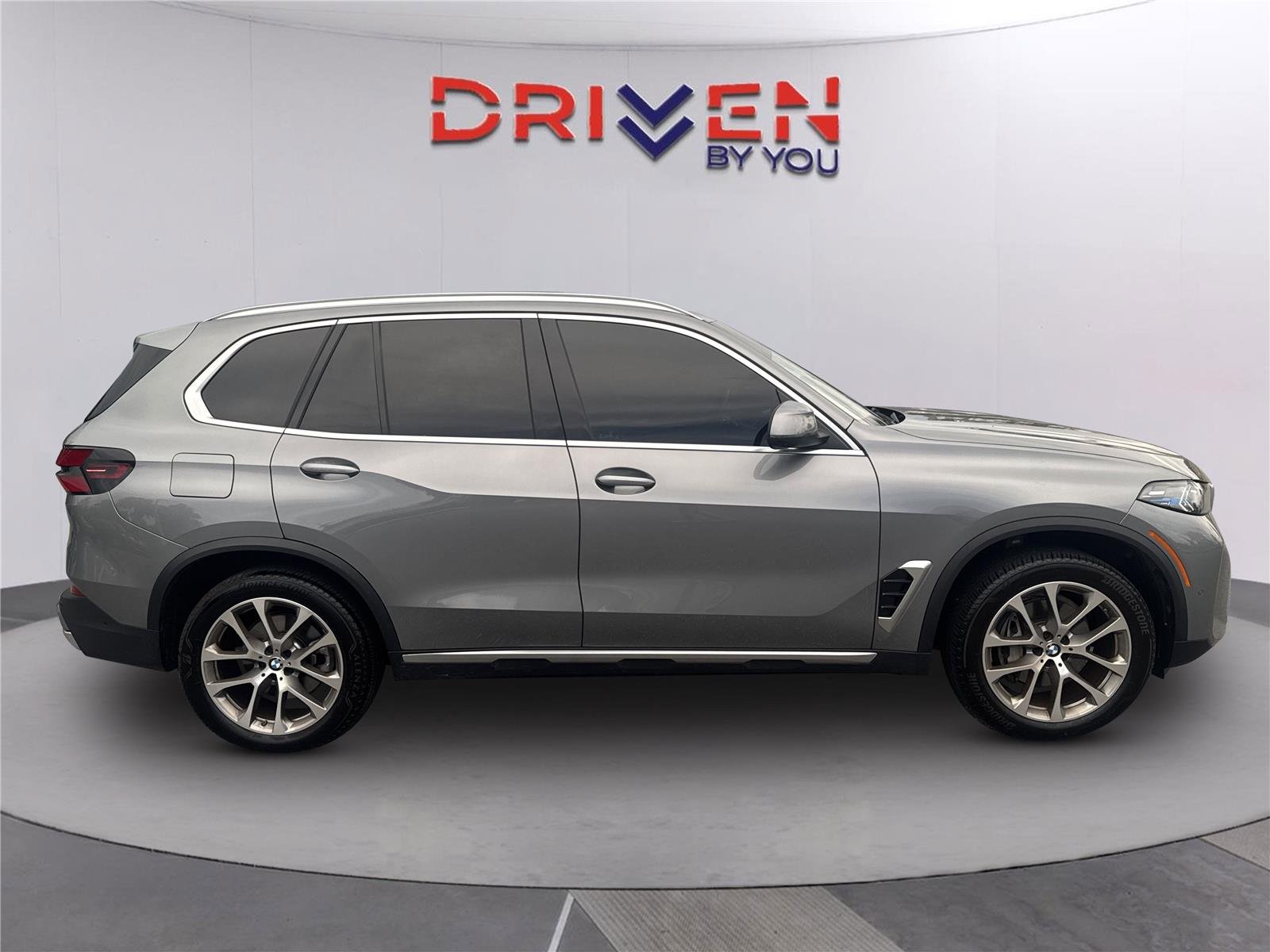 Used 2026 Skyscraper Grey Metallic BMW sDrive40i image 3