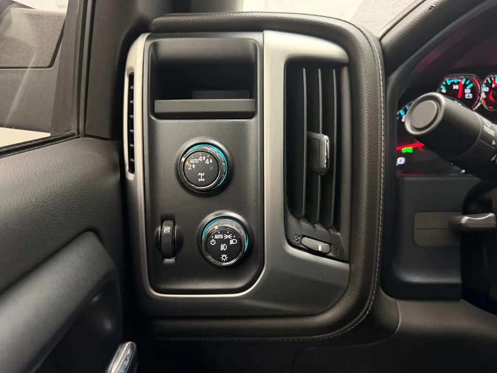 Used 2018 Summit White GMC SLE image 33