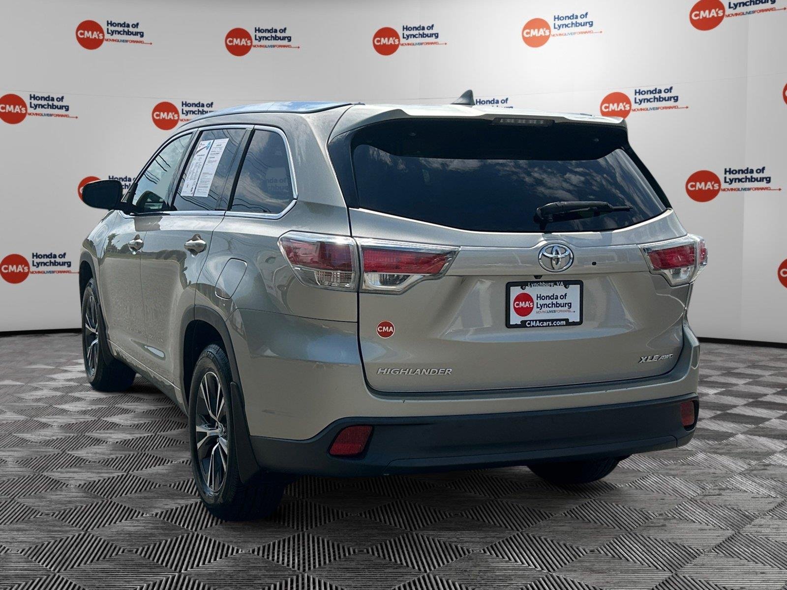 Used 2016 Creme Brulee Mica Toyota XLE image 3