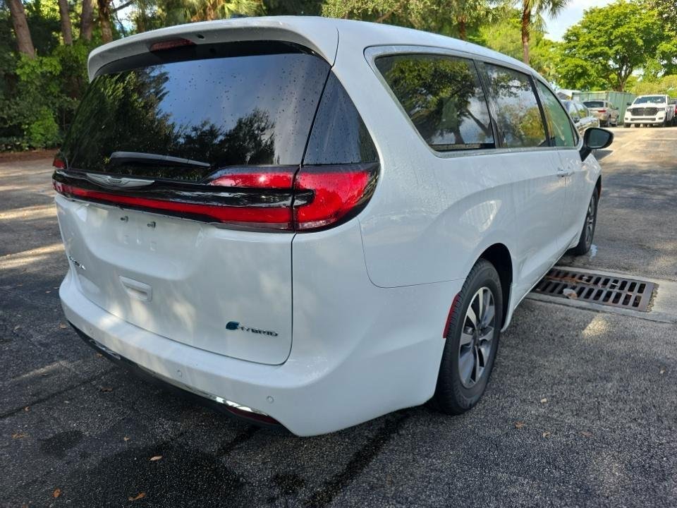 Used 2023 White Chrysler Hybrid Touring L image 3