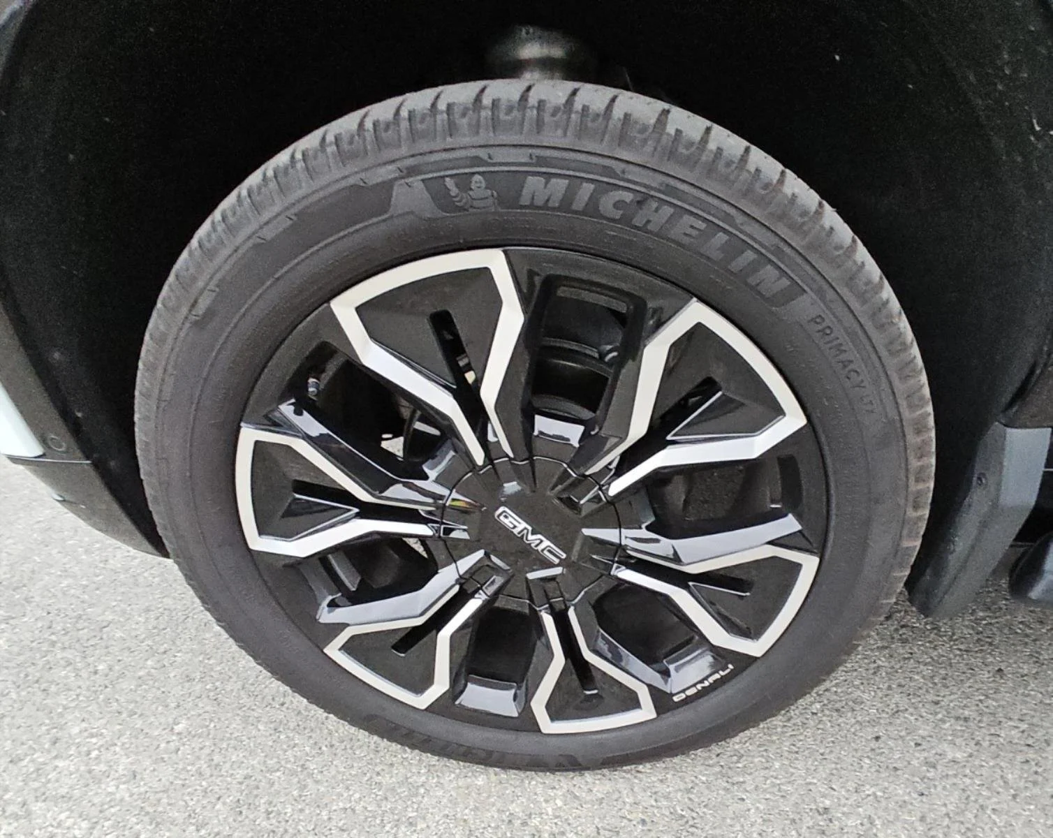 Used 2025 Summit White GMC Extended Range Denali image 25