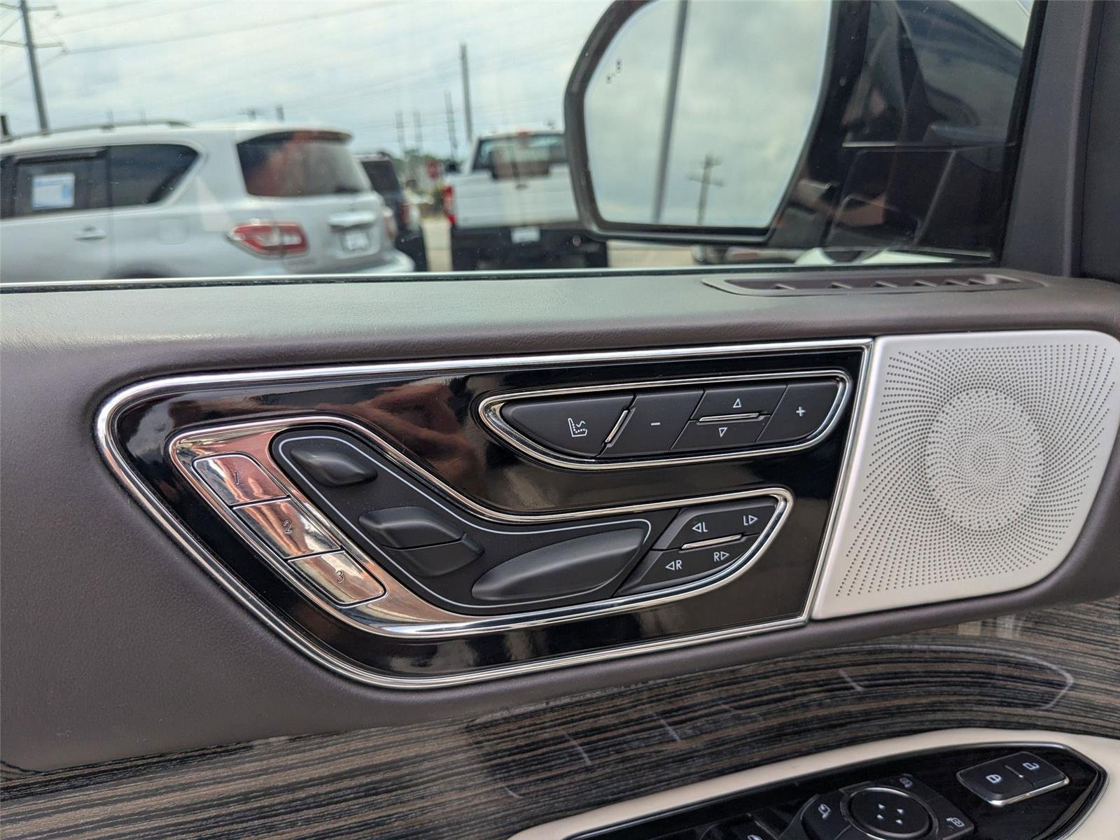 Used 2020 Pristine White Lincoln Black Label image 12