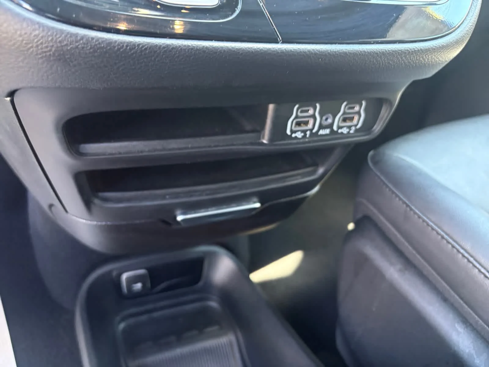 Used 2025 Diamond Black Crystal Pearlcoat Chrysler Select image 29