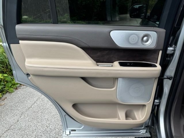 Used 2023 Radiance Metallic Lincoln Reserve image 11