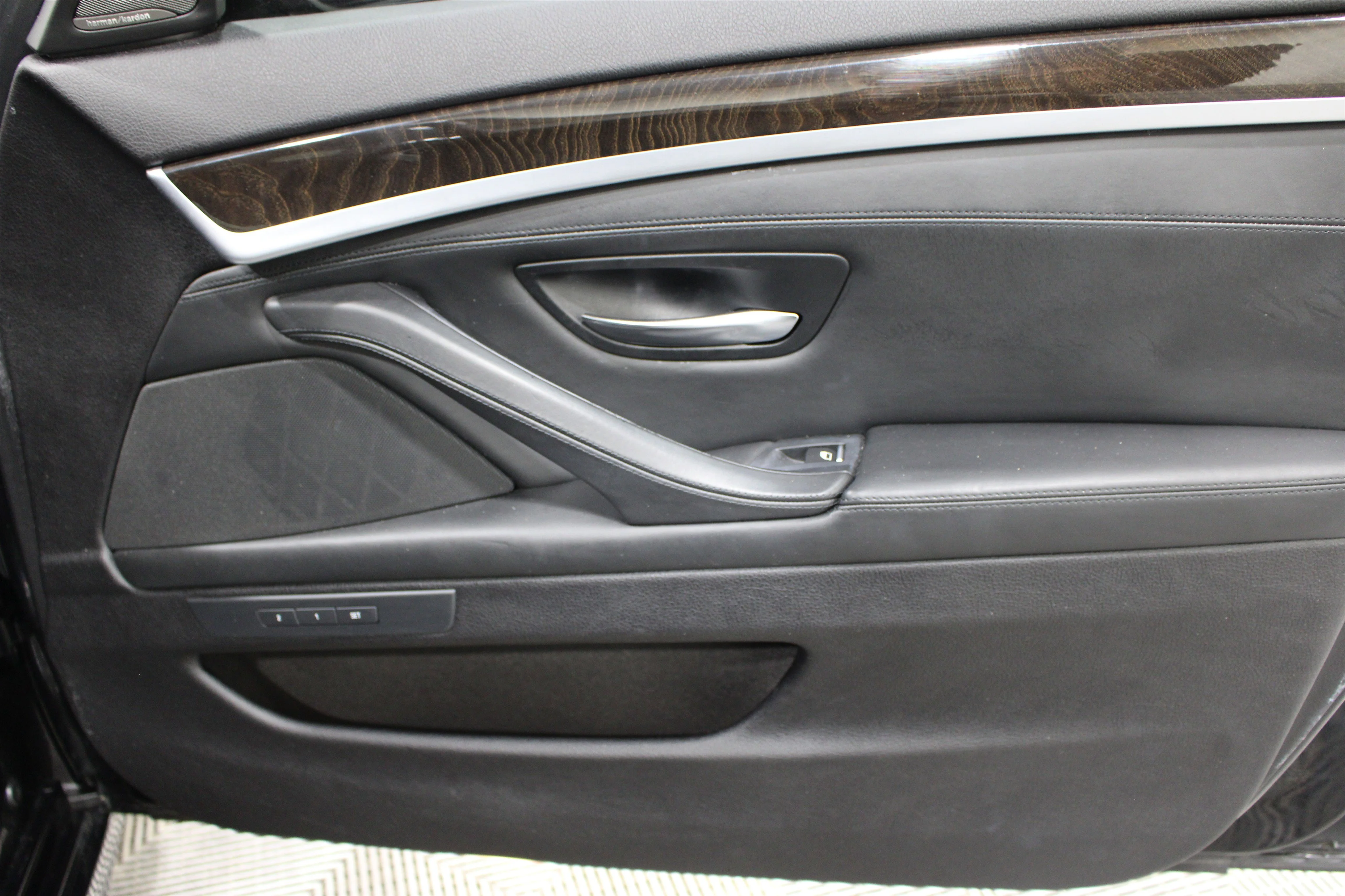 2016 BMW 5 Series 550i - Photo 28