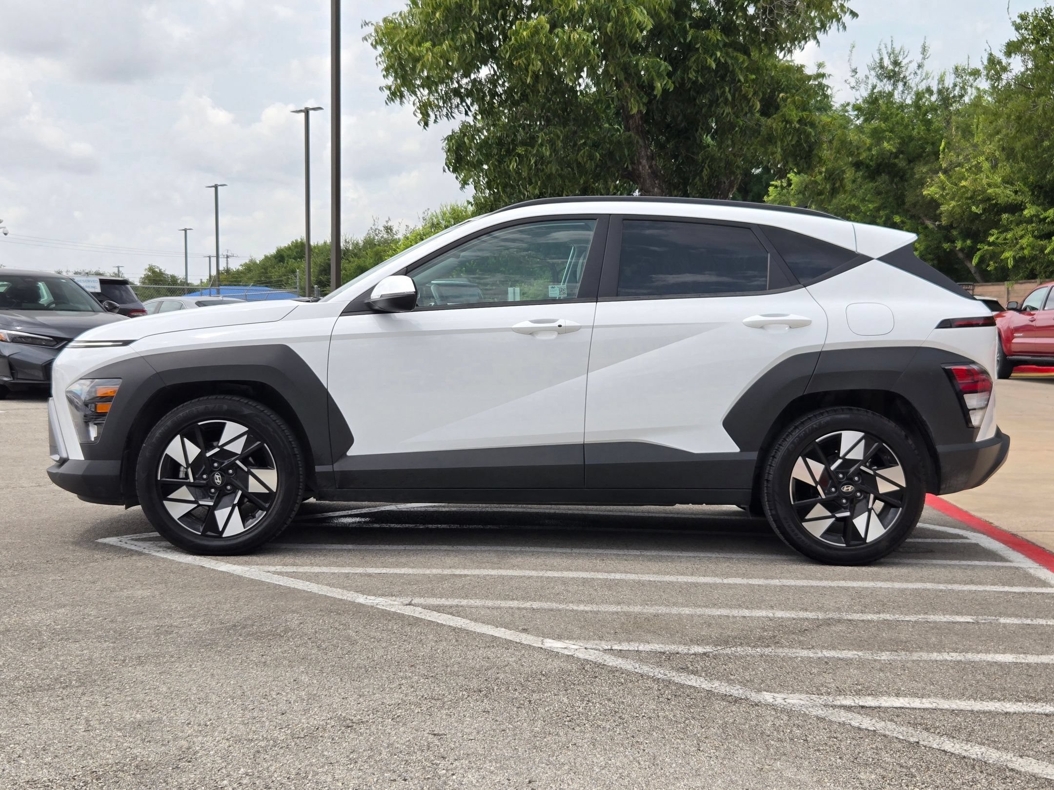 Used 2025 Atlas White Hyundai SEL image 6