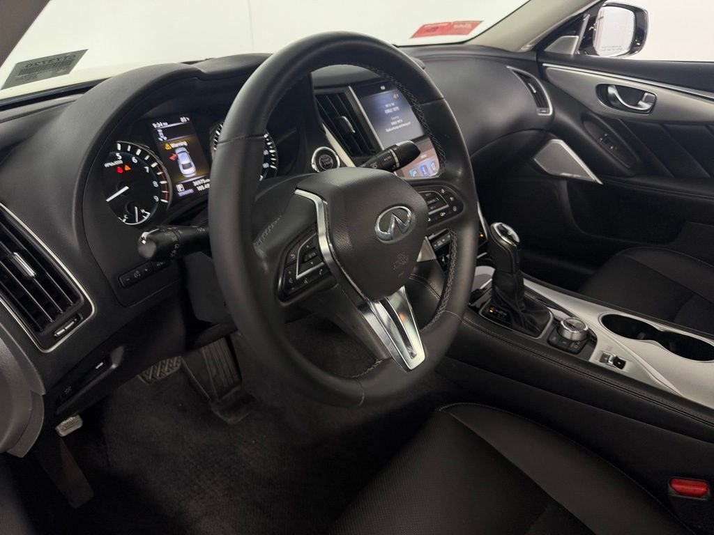 Used 2023 White INFINITI LUXE image 21