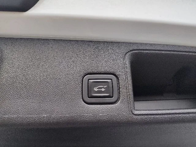 Used 2023 White GMC SLE image 29