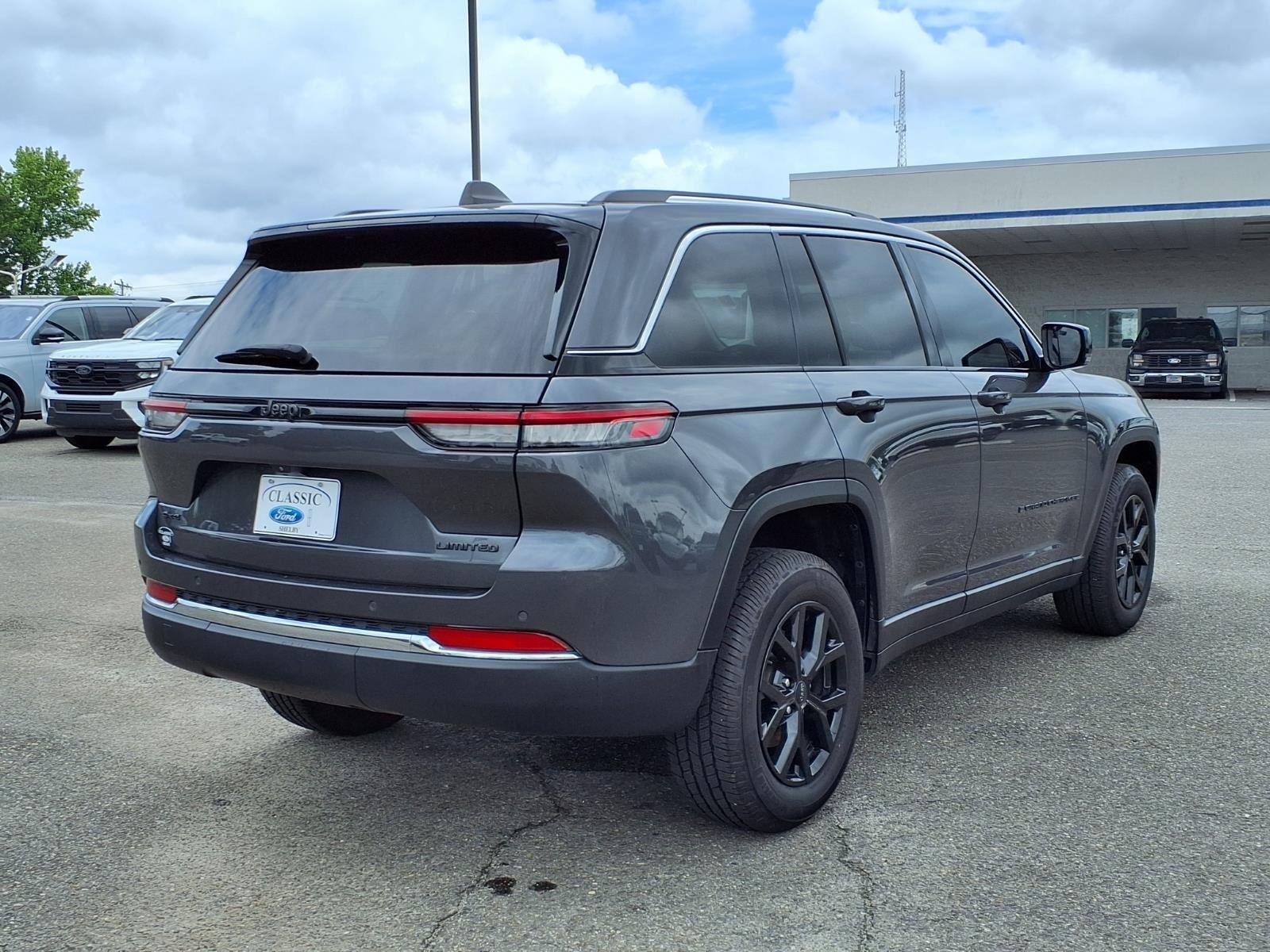 Used 2022 Baltic Gray Metallic Clearcoat Jeep Limited image 2