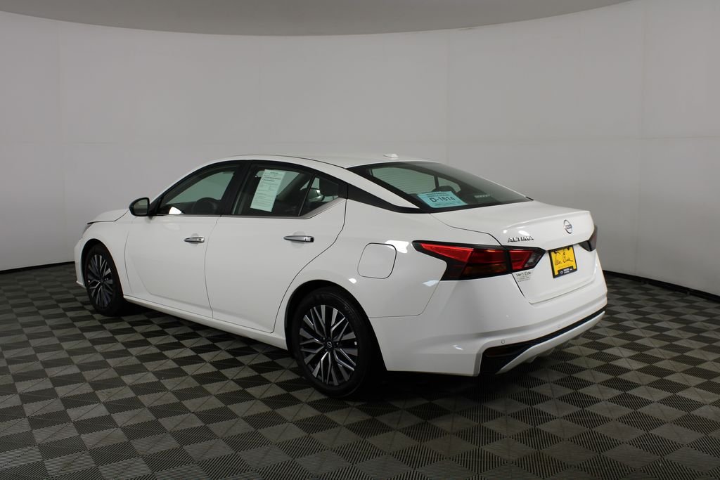 Used 2025 White Nissan 2.5 SV image 4