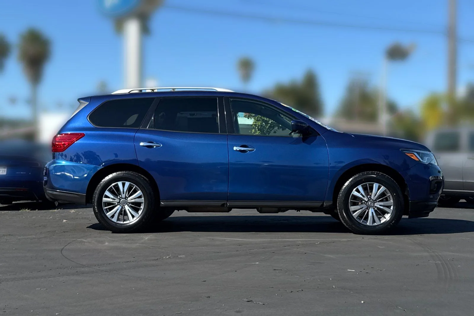 Certified Used 2020 Caspian Blue Metallic Nissan SL image 29
