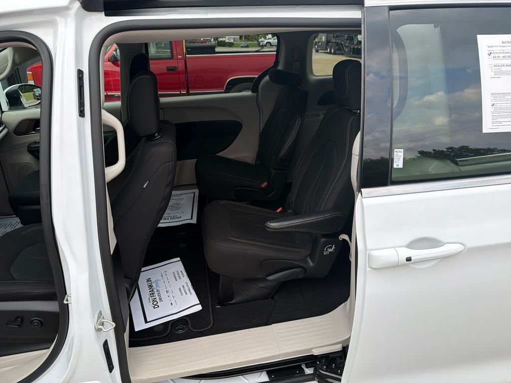 Used 2023 White Chrysler LX image 14