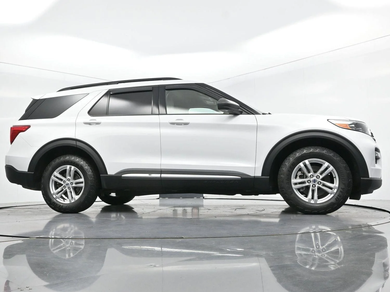 Used 2023 Oxford White Ford XLT image 48